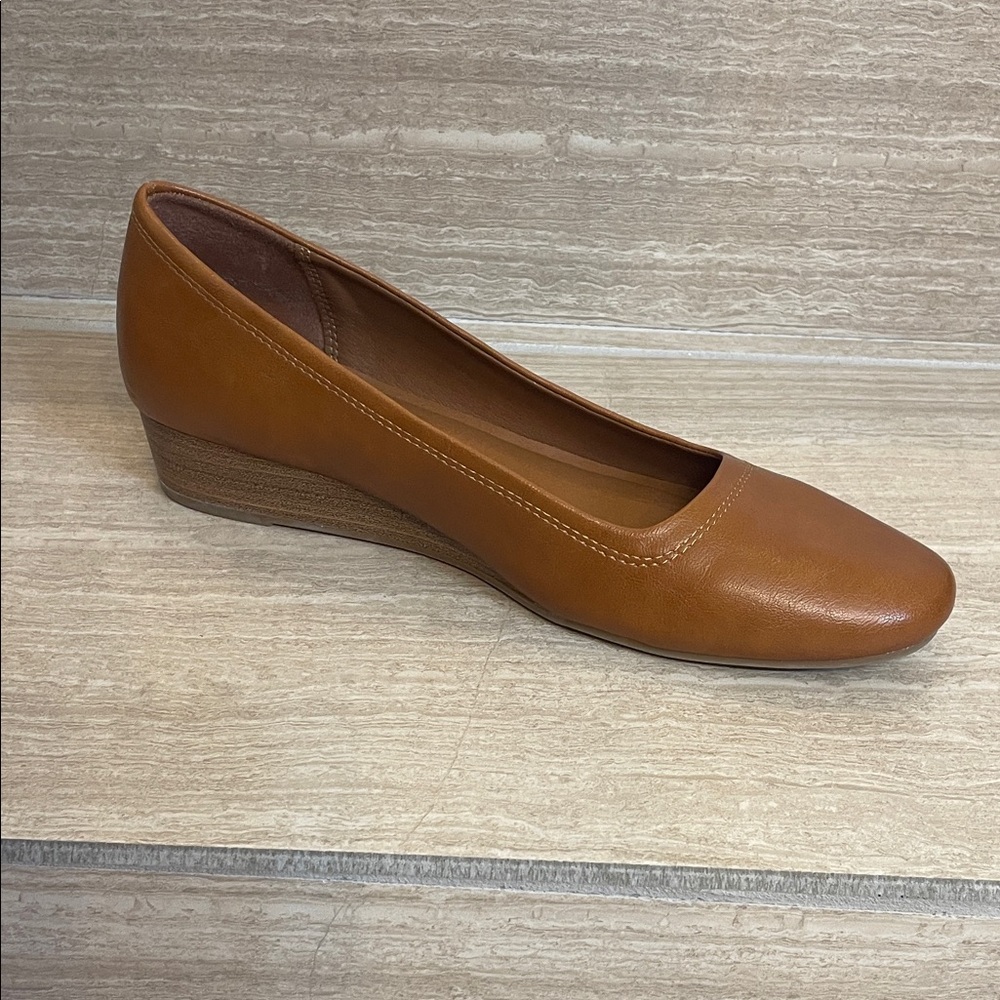 BareTraps UEC Sz 9.5 “Covette” Leather Round-Toe wedged in Cognac